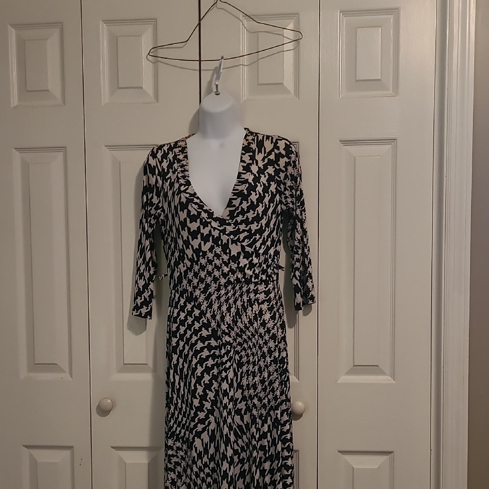 Chic Black and White Geometric Long Sleeve Dress
